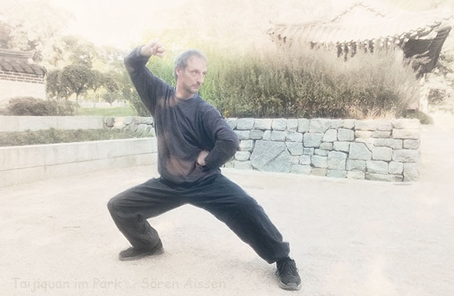 Image Chen Taijiquan Figur Faust folgt dem eingedrehten Körper